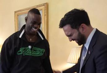 Balotelli a New York dal sindaco Mamdani, stretta di mano e maglia del Ghana in dono Balotelli a New York dal sindaco Mamdani, stretta di mano e maglia del Ghana in dono