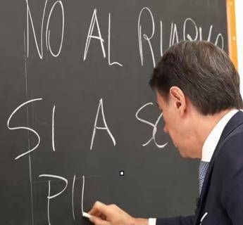 Conte a scuola, il messaggio contro il riarmo: c'è un errore alla lavagna