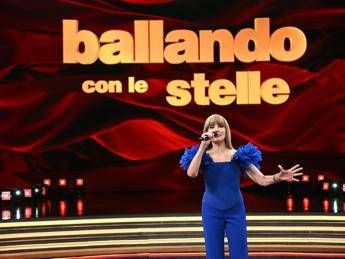 Ballando con le stelle, Carlucci presenta la nuova edizione: "Sarà un programma diverso" Ballando con le stelle, Carlucci presenta la nuova edizione: "Sarà un programma diverso"
