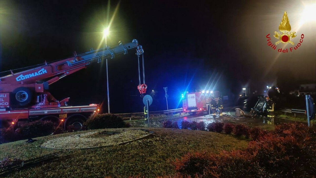 Dal nord ovest: auto si ribalta dopo aver centrato una statua sulla rotonda