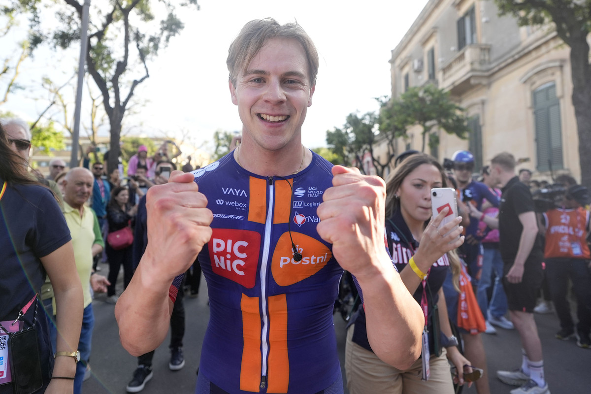 Il sorriso di Van Uden è il bello del Giro: i velocisti e la guardia che non va mai abbassata