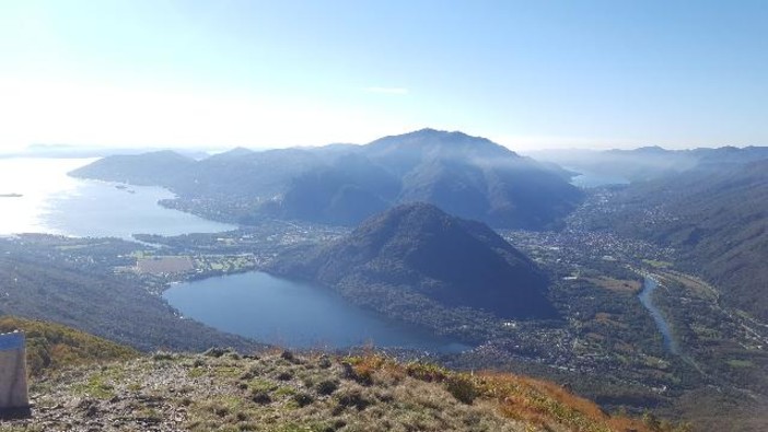 I laghi Maggiore ed Orta dalla vetta del Faiè (ph. Mauro Carlesso) I laghi Maggiore ed Orta dalla vetta del Faiè (ph. Mauro Carlesso)