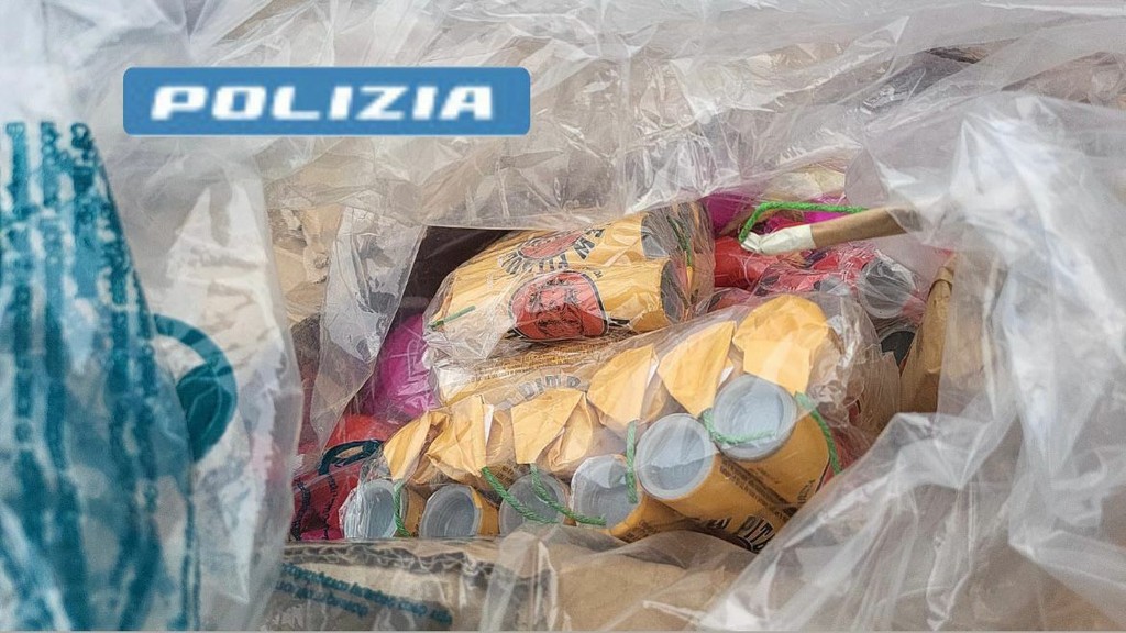 Dal Nord Ovest - 120 chili di botti illegali trovati in casa: arrestato un 28enne