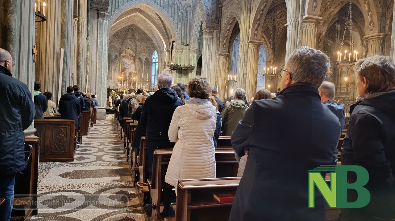 Biella celebra la Pasqua in Duomo, il vescovo Farinella: "Rialziamoci alla nuova sorgente di vita" FOTO