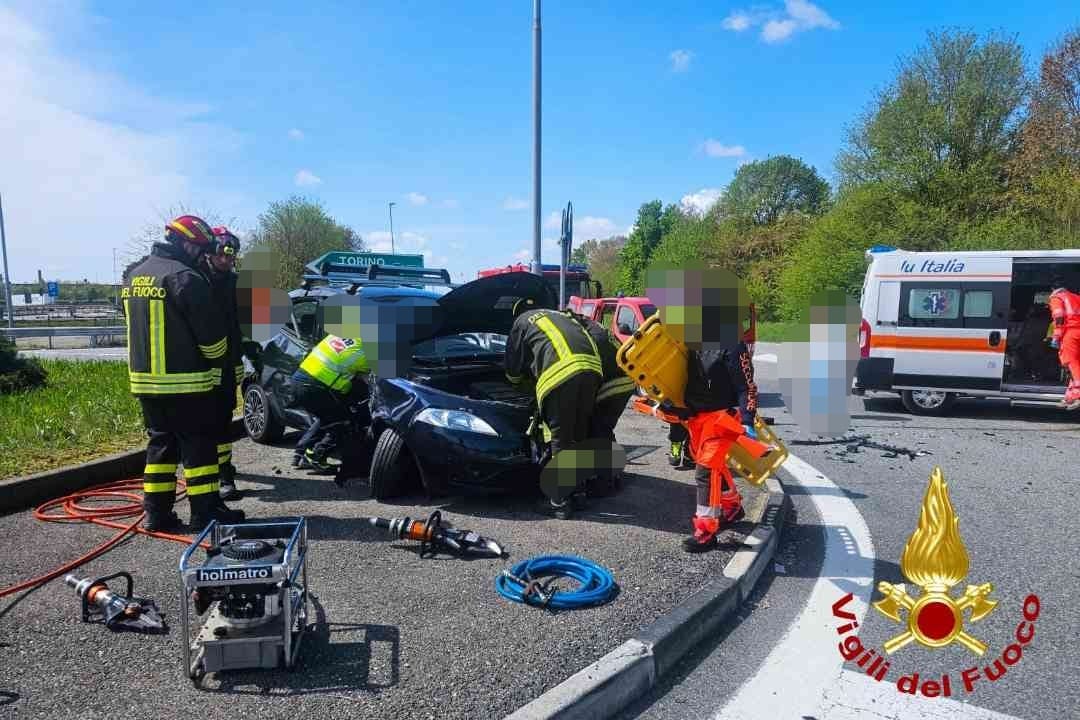 Scontro tra due auto all'imbocco del casello di Carisio, una persona estratta dalle lamiere FOTO