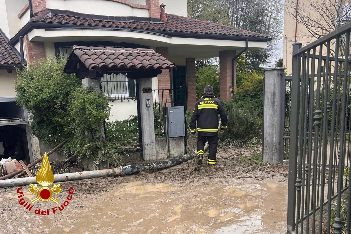 Cronaca dal Nord-ovest: Emergenza maltempo, i Vigili del Fuoco di Vercelli bonificano l'area torinese FOTO