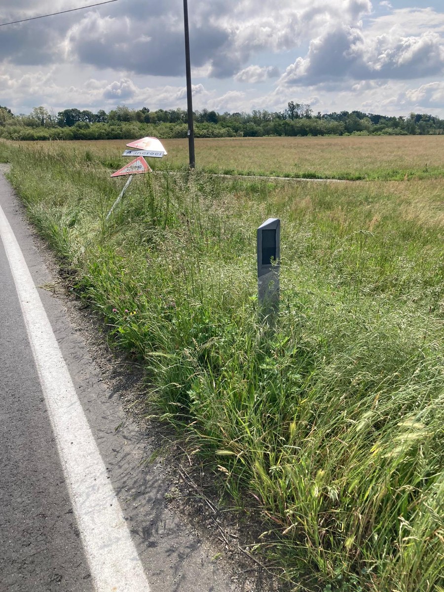 Vandali in azione: abbattuti una decina di cartelli stradali tra Mongrando e Biella FOTO