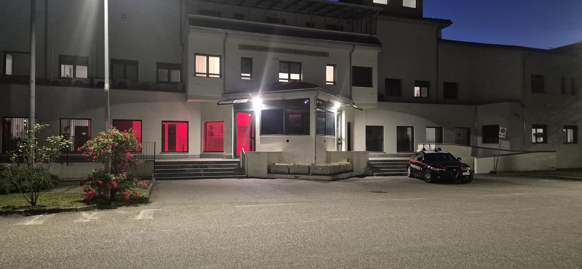 Biella, Giornata Mondiale Sclerosi Multipla, la caserma dei Carabinieri si tinge di rosso FOTO