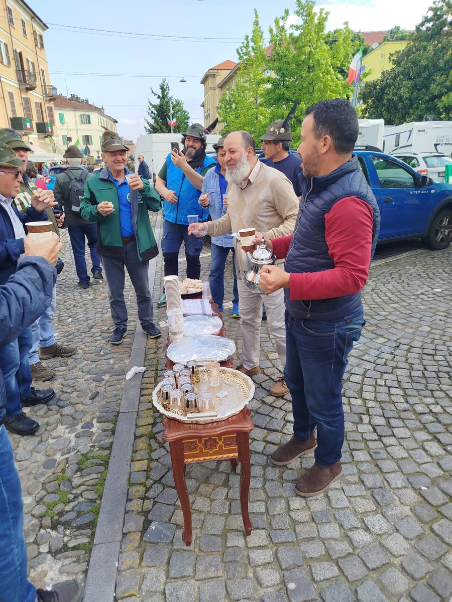 Biella, la comunità musulmana accoglie gli Alpini: il valore dello scambio oltre le differenze FOTO e VIDEO