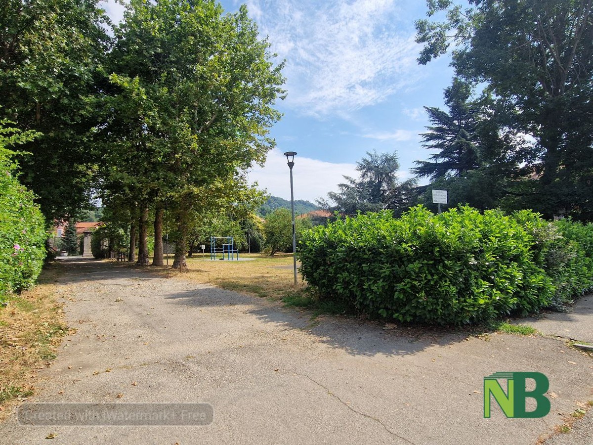 Parco di via De Amicis a Biella Chiavazza, residenti segnalano rami caduti e assenza di illuminazione FOTO