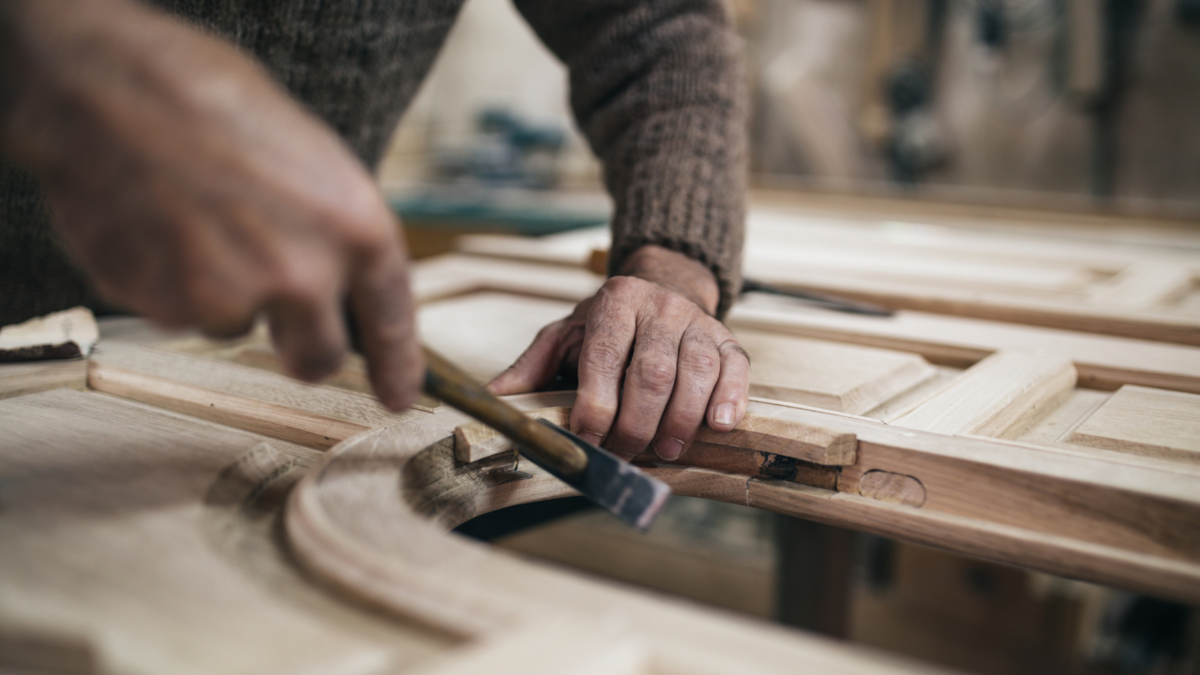 Artigianato italiano, la nuova era digitale: boom di estetisti e specialisti IT, crollano i mestieri tradizionali