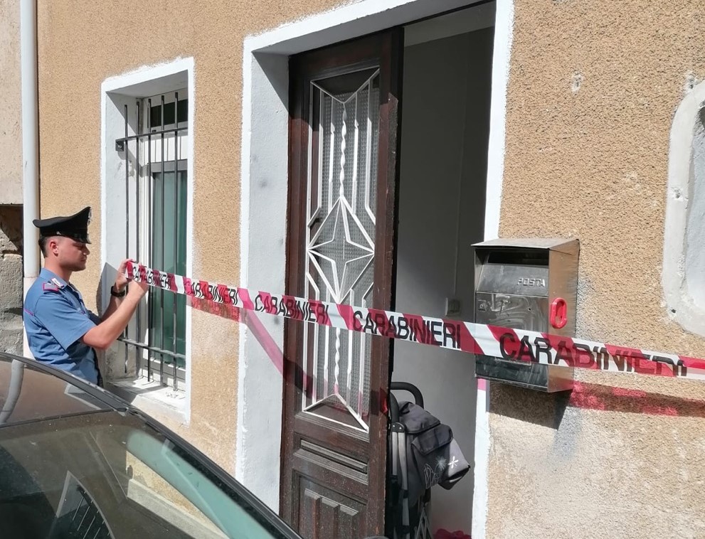 Valdilana, arrestato per tentato omicidio: ferita la moglie con un coltello FOTO