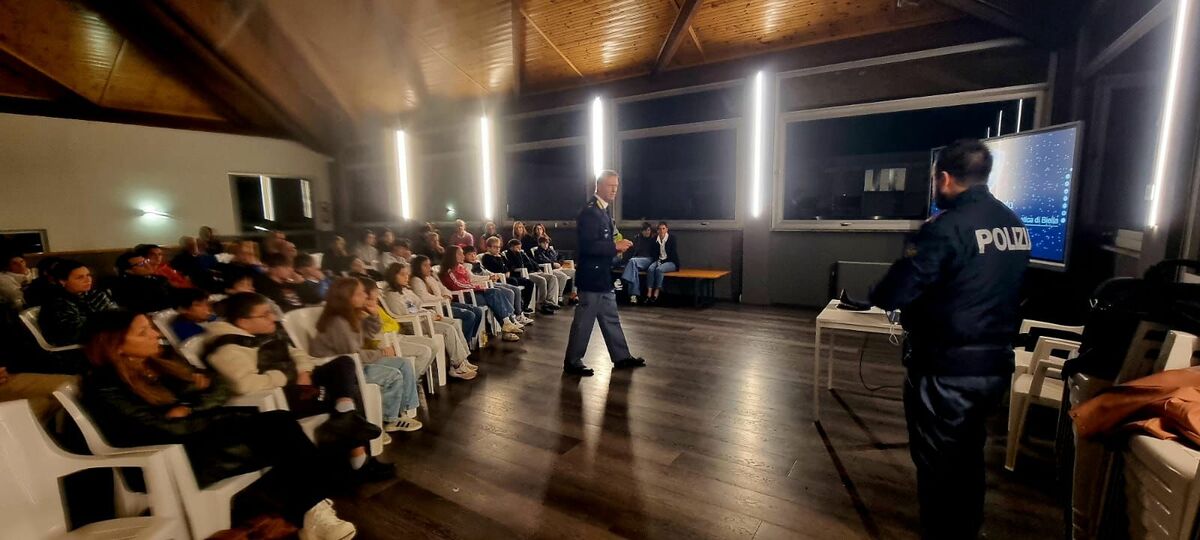 Sandigliano, la Polizia Postale incontra i giovani: attenzione ai rischi del web