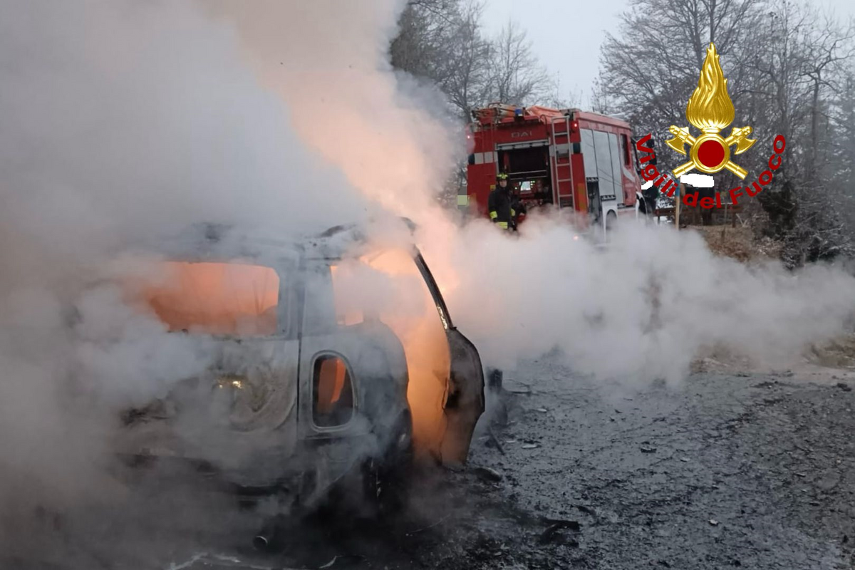 Auto a fuoco nella vicina Valsesia FOTO