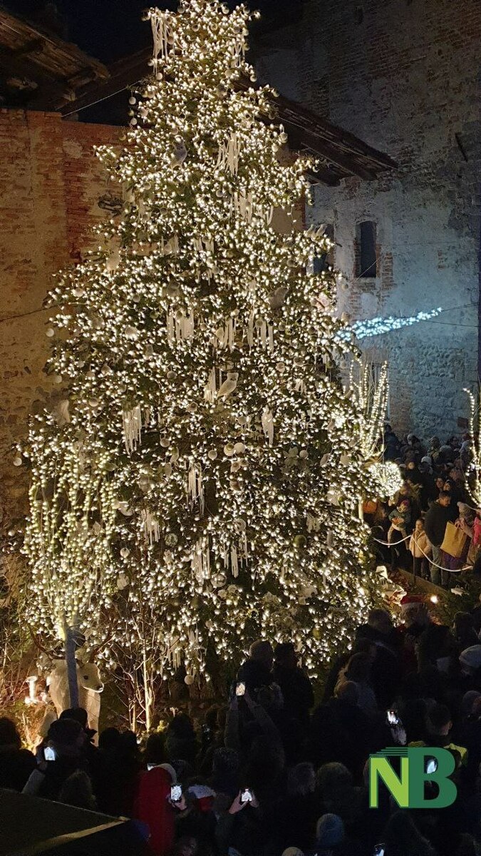 Grande pubblico al Borgo di Babbo Natale, a Candelo l'accensione dell'Albero nel ricordo di  Cristian Bonifacio FOTO e VIDEO