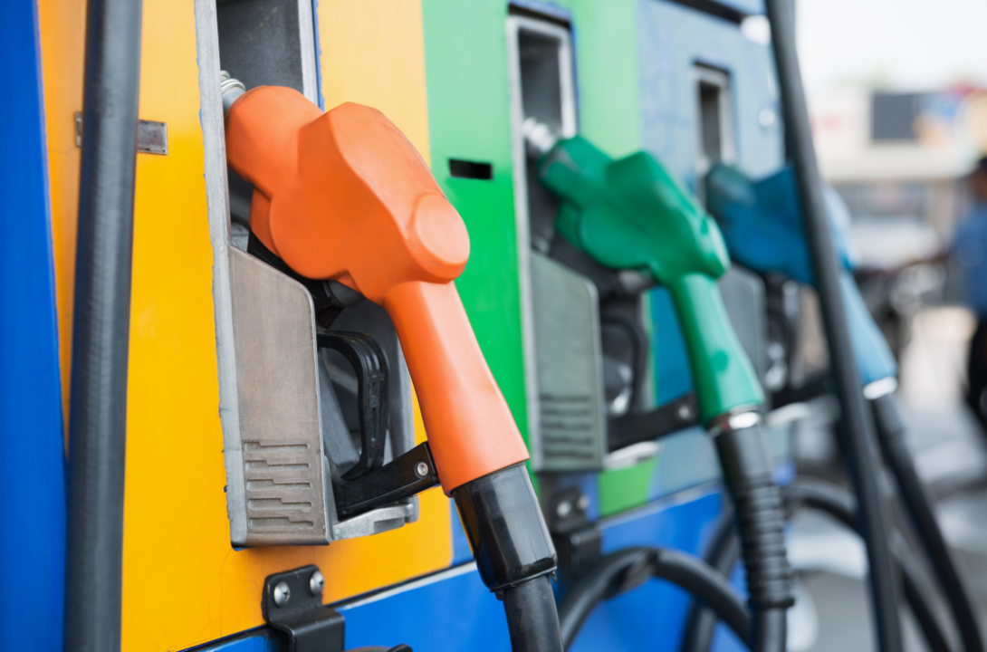 Alla pompa cambia tutto: benzina su di 15 centesimi, diesel al riparo