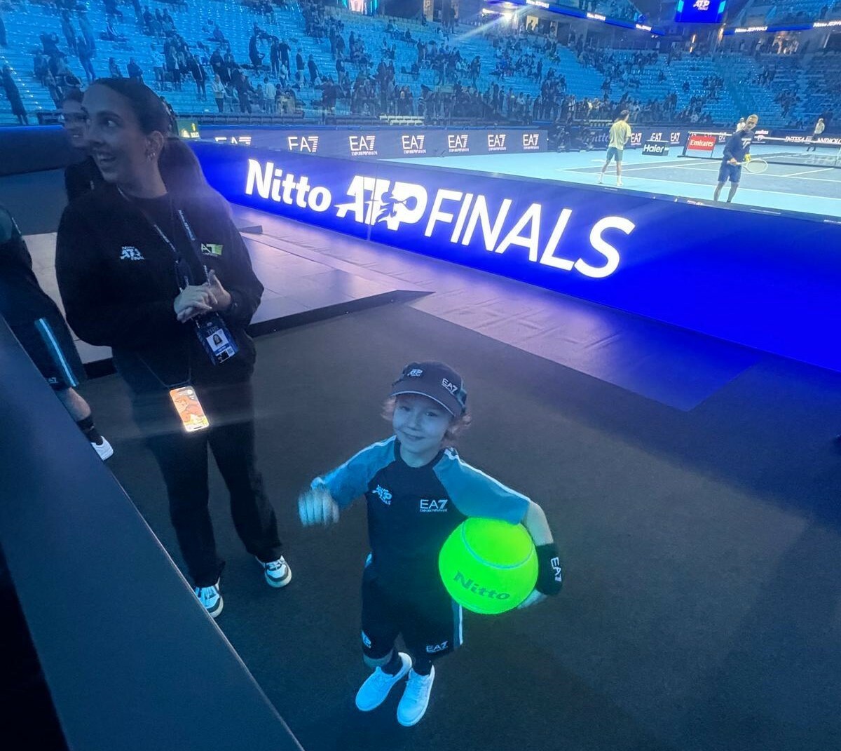 La piccola Nicole di Biella accoglie Carlos Alcaraz al primo giorno delle Nitto ATP Finals FOTO e VIDEO