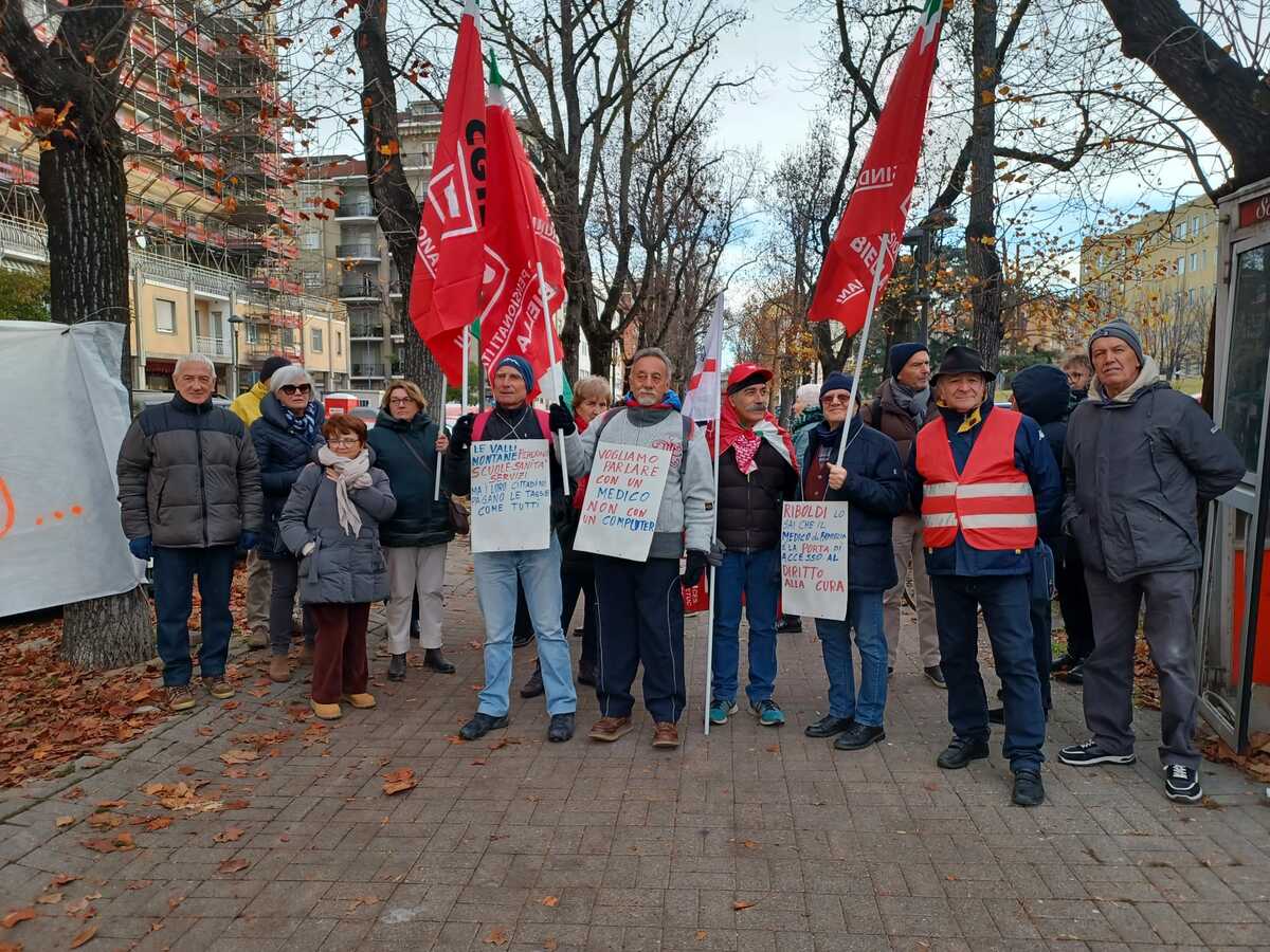 Valsessera senza medici di base, oltre 50 cittadini al presidio per avere risposte
