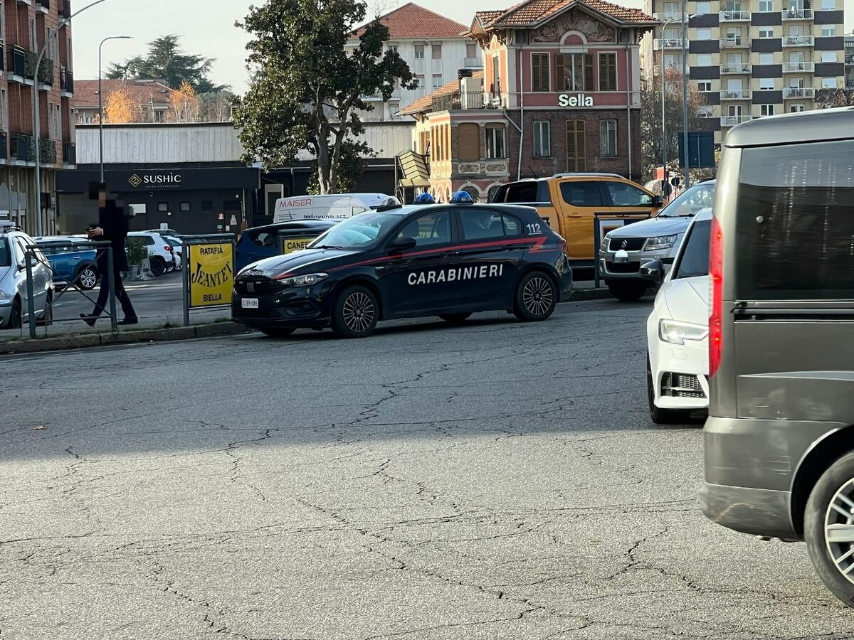 Sinistro stradale in Piazza Adua a Biella, traffico rallentato FOTO