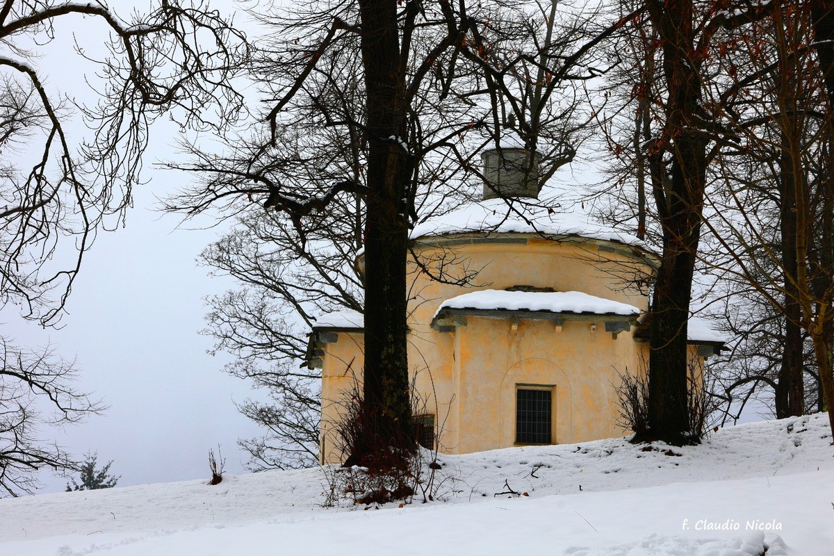 Oropa tra neve, nebbia e silenzio: le fotografie di Claudio Nicola nel giorno di Santo Stefano FOTO