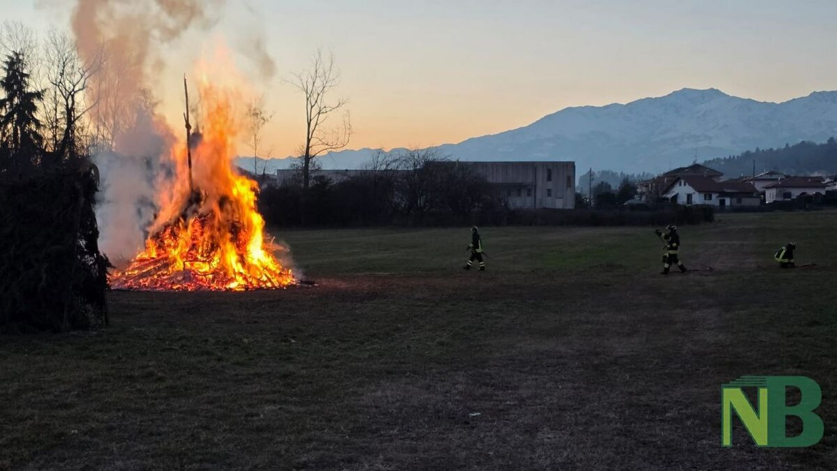 Valdengo celebra l'Epifania, l'accensione del falò propiziatorio FOTO e VIDEO