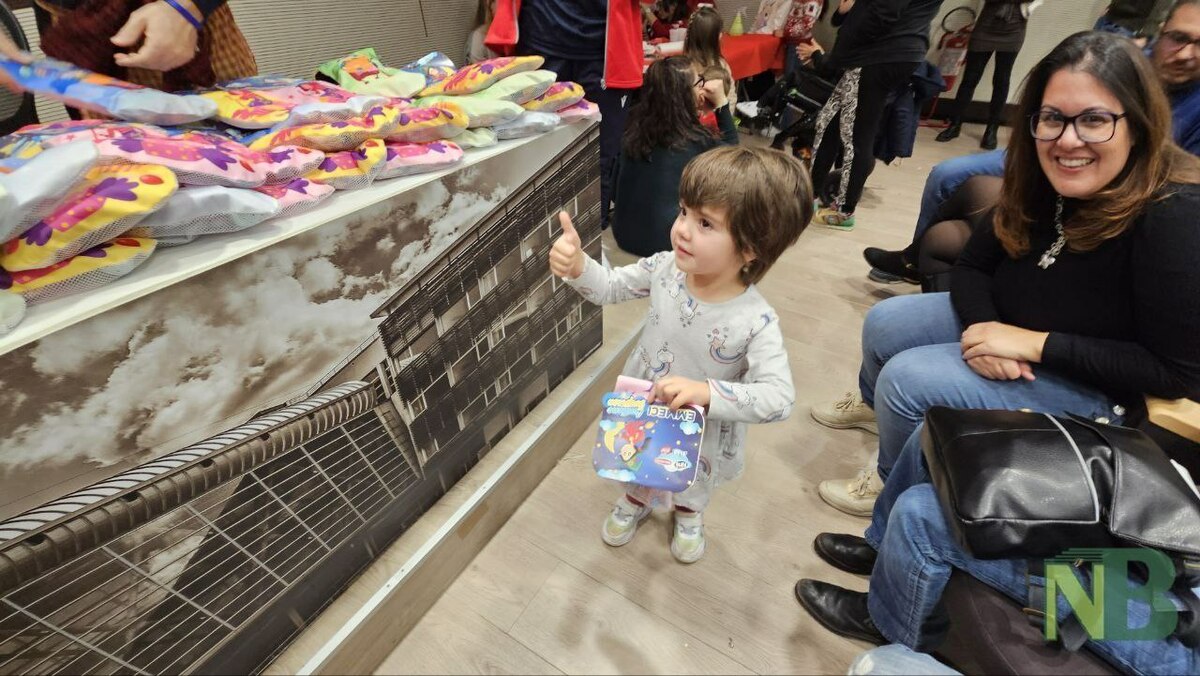 All'ospedale di Biella la "Befana del Poliziotto": sala gremita e molti bambini FOTO e VIDEO