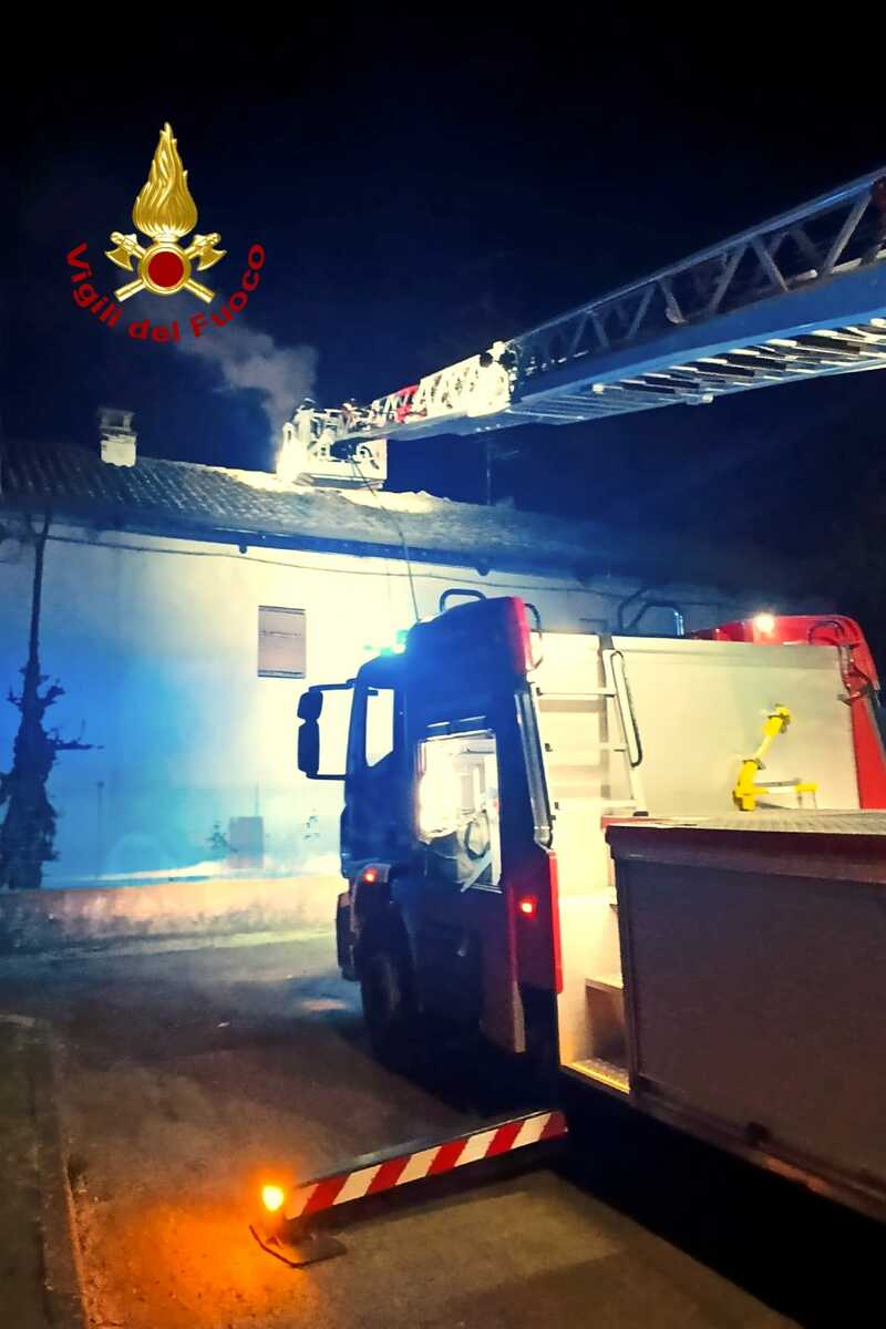 Vercelli, camino in fiamme, intervengono i Vigili del Fuoco con l'autoscala