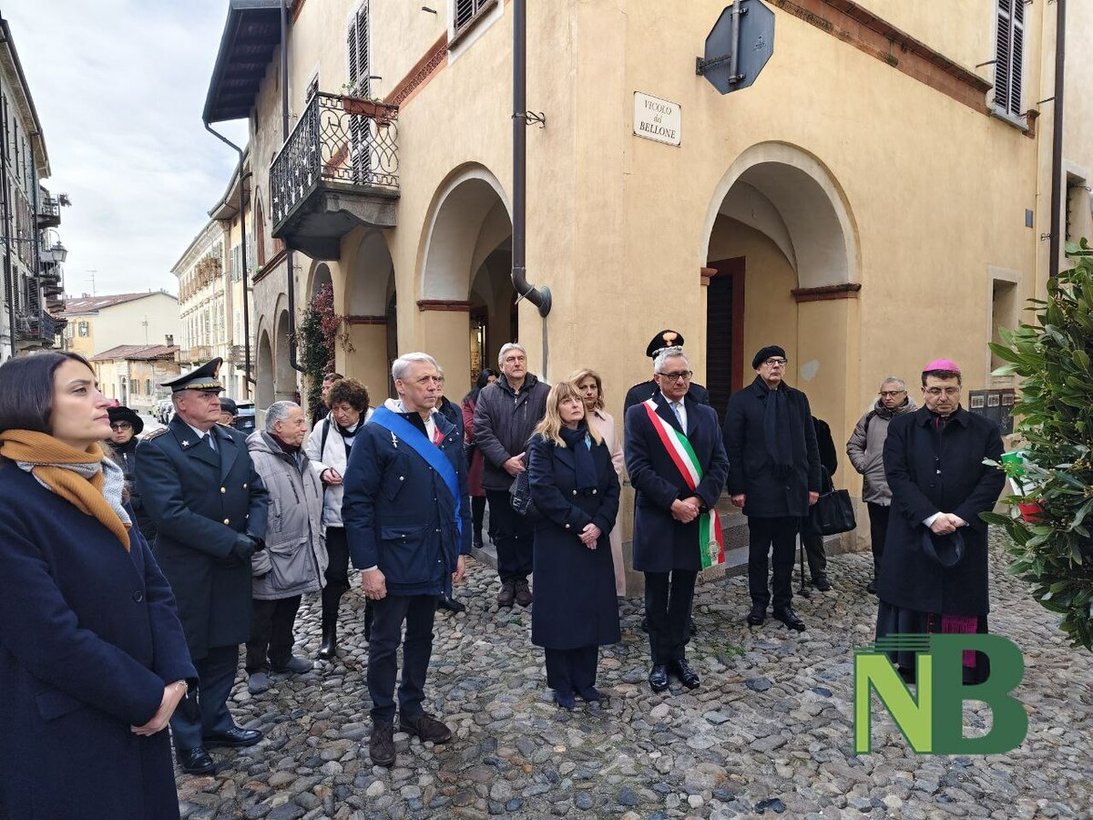 Giorno della Memoria, Biella non dimentica: al Piazzo una corona alla stele delle vittime della Shoah FOTO e VIDEO