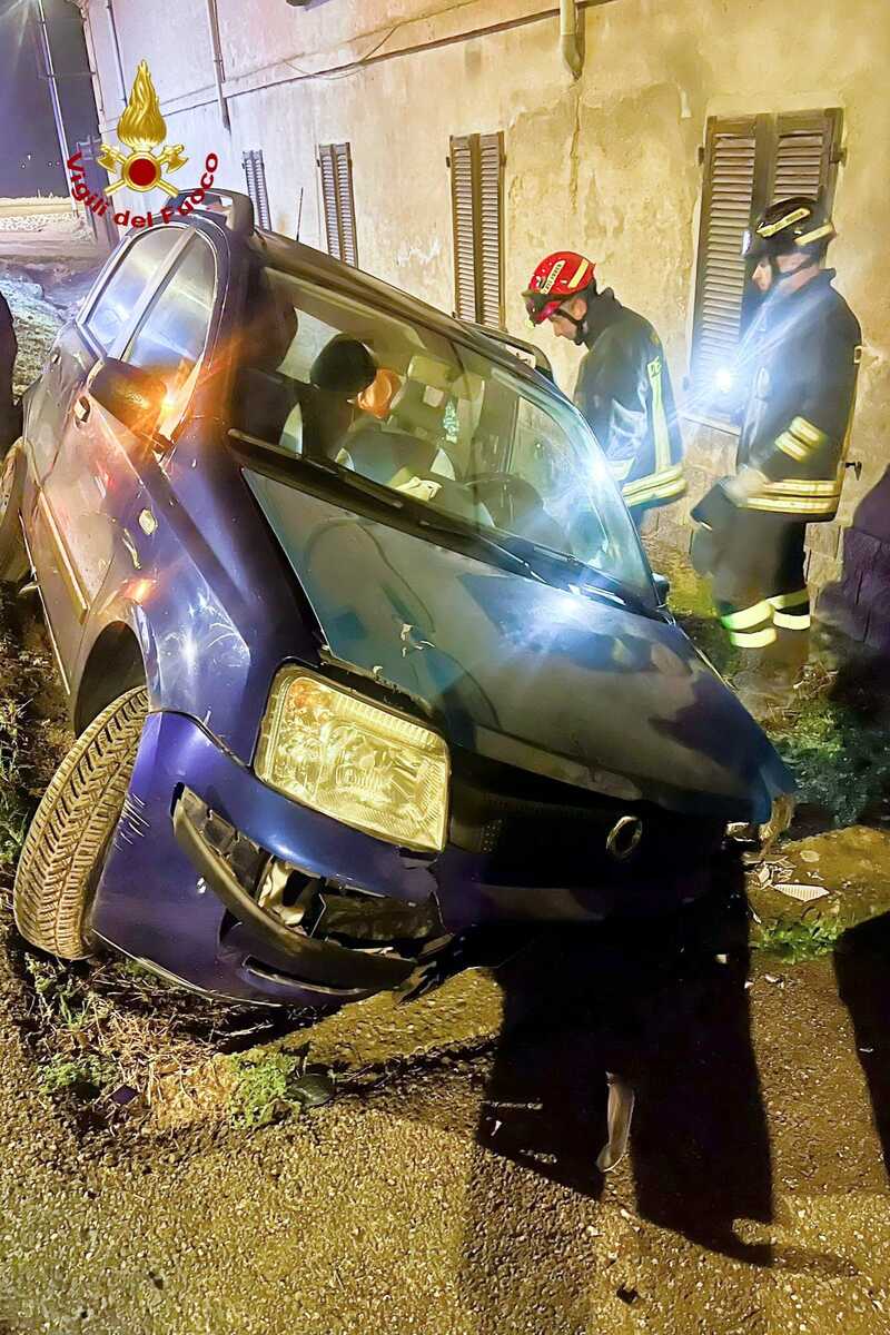 Vercelli, incidente stradale in via Thain de Revel, intervento dei Vigili del Fuoco