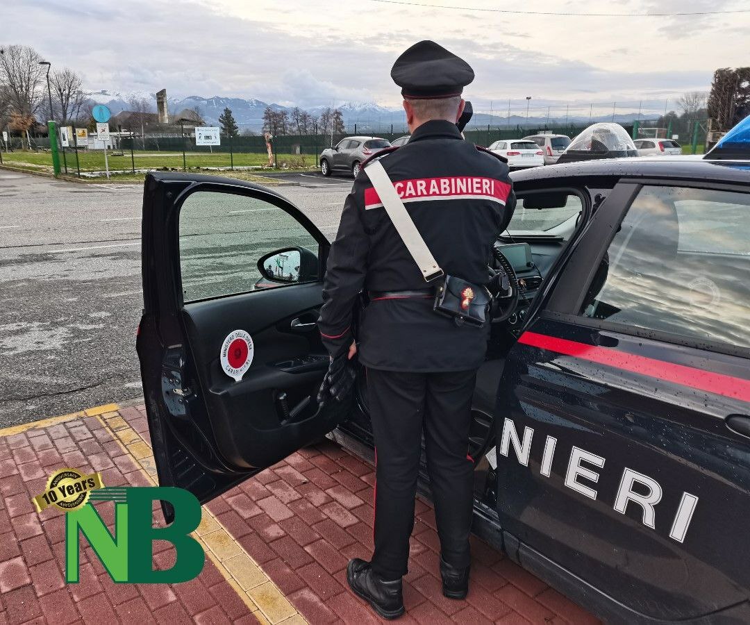 Mottalciata, blocco di cemento cade da un mezzo pesante: danni a due auto