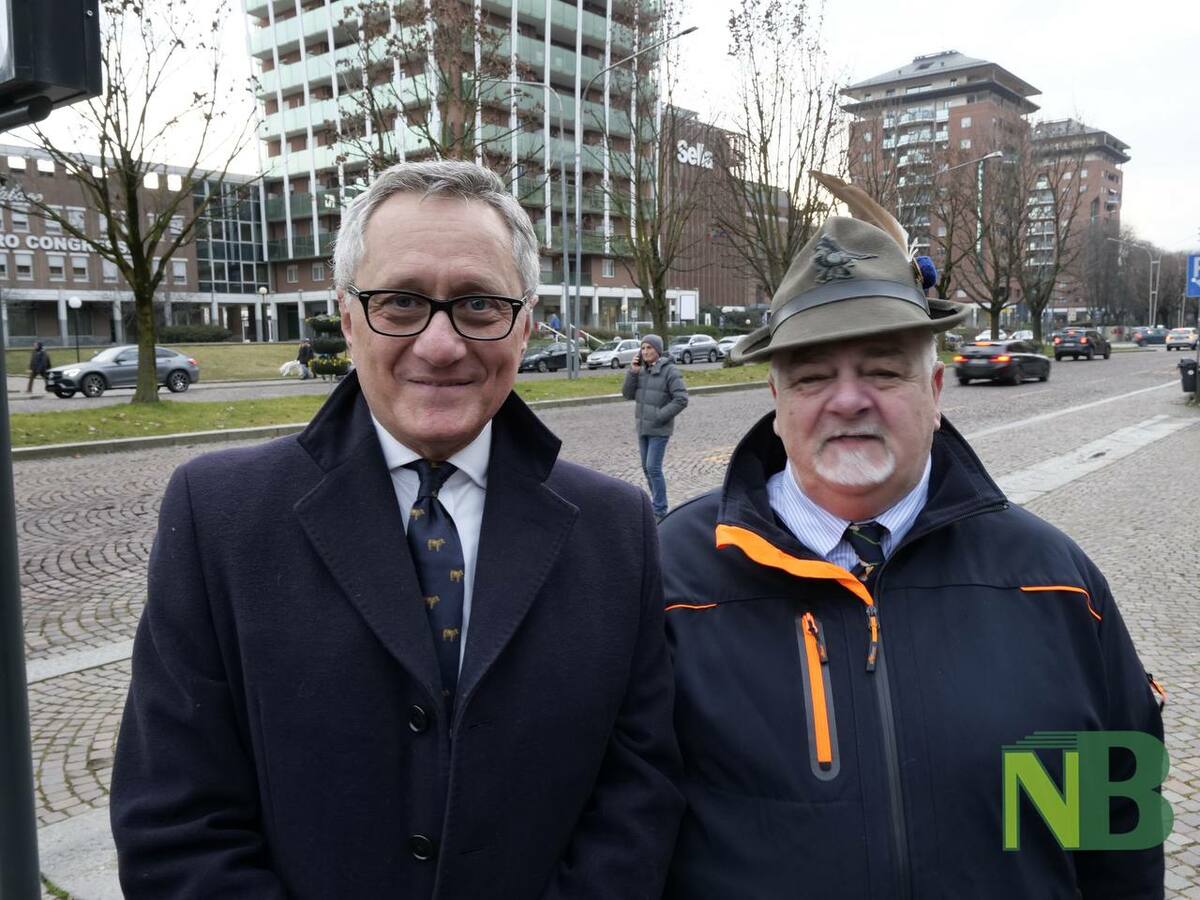 A Biella sfilano gli Alpini per il Campionato Nazionale ANA di Slalom, acceso il tripode davanti al Battistero FOTO e VIDEO