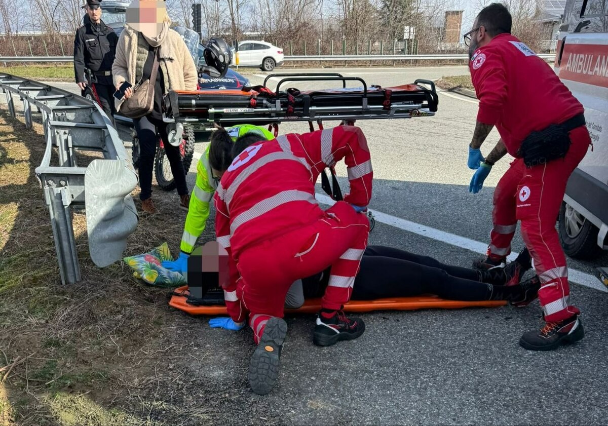 Auto contro bici a Sandigliano: ciclista in ospedale FOTO