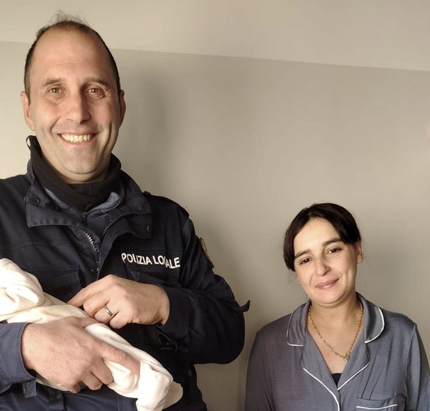 Dal Nord Ovest - Genitori bloccati nel traffico e scortati dalla Polizia Locale: il piccolo nasce in auto