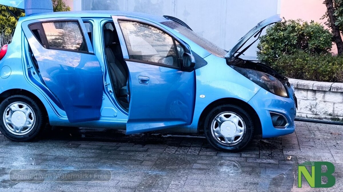 Fumo dal motore, poi le fiamme: incendio ad un’auto a Cossato FOTO