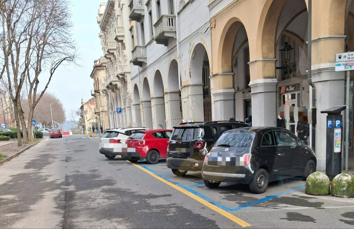 Biella, rifacimento della segnaletica negli stalli blu