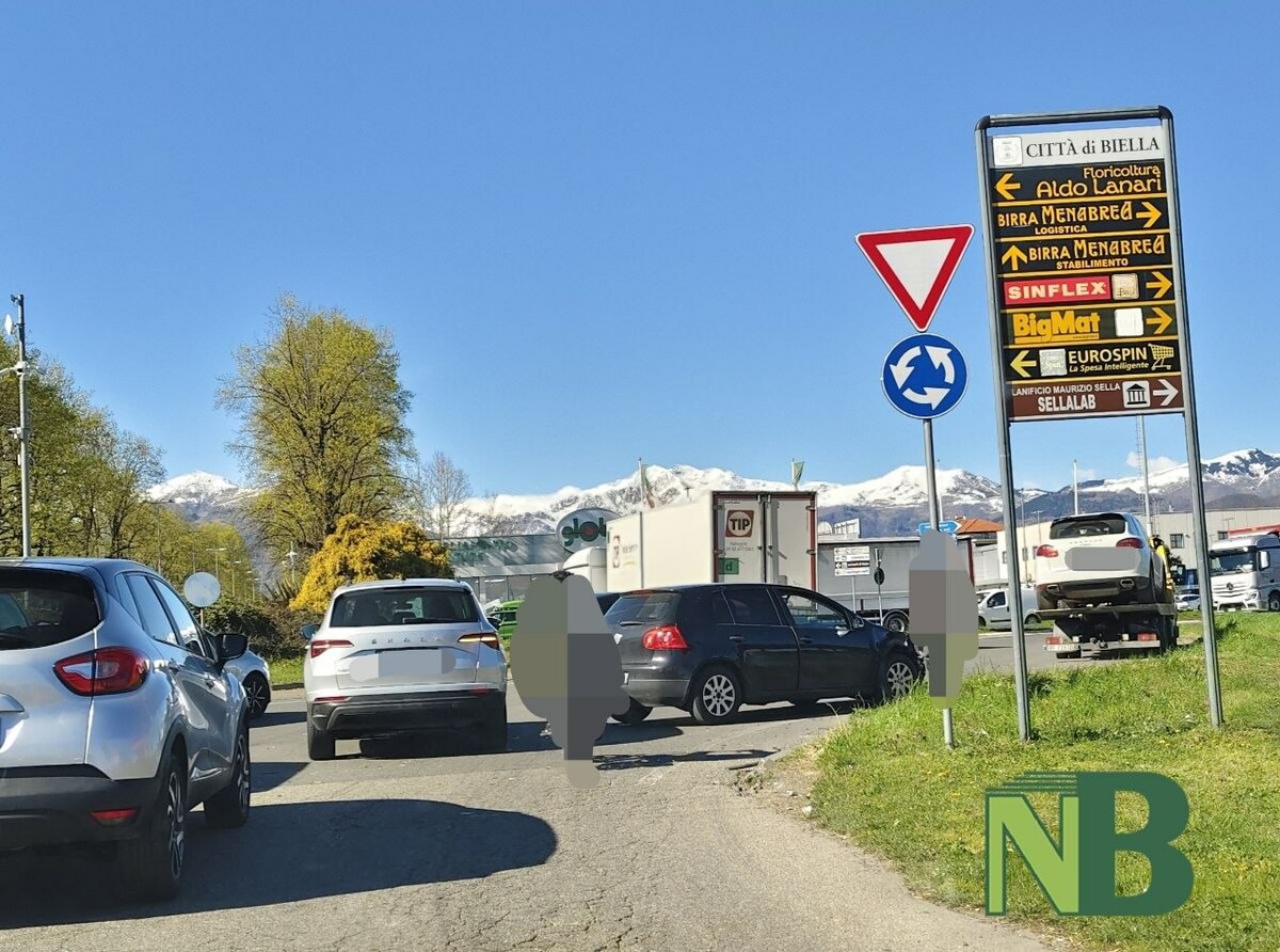 Biella, scontro tra auto in rotonda: traffico e code alla rotonda di corso San Maurizio