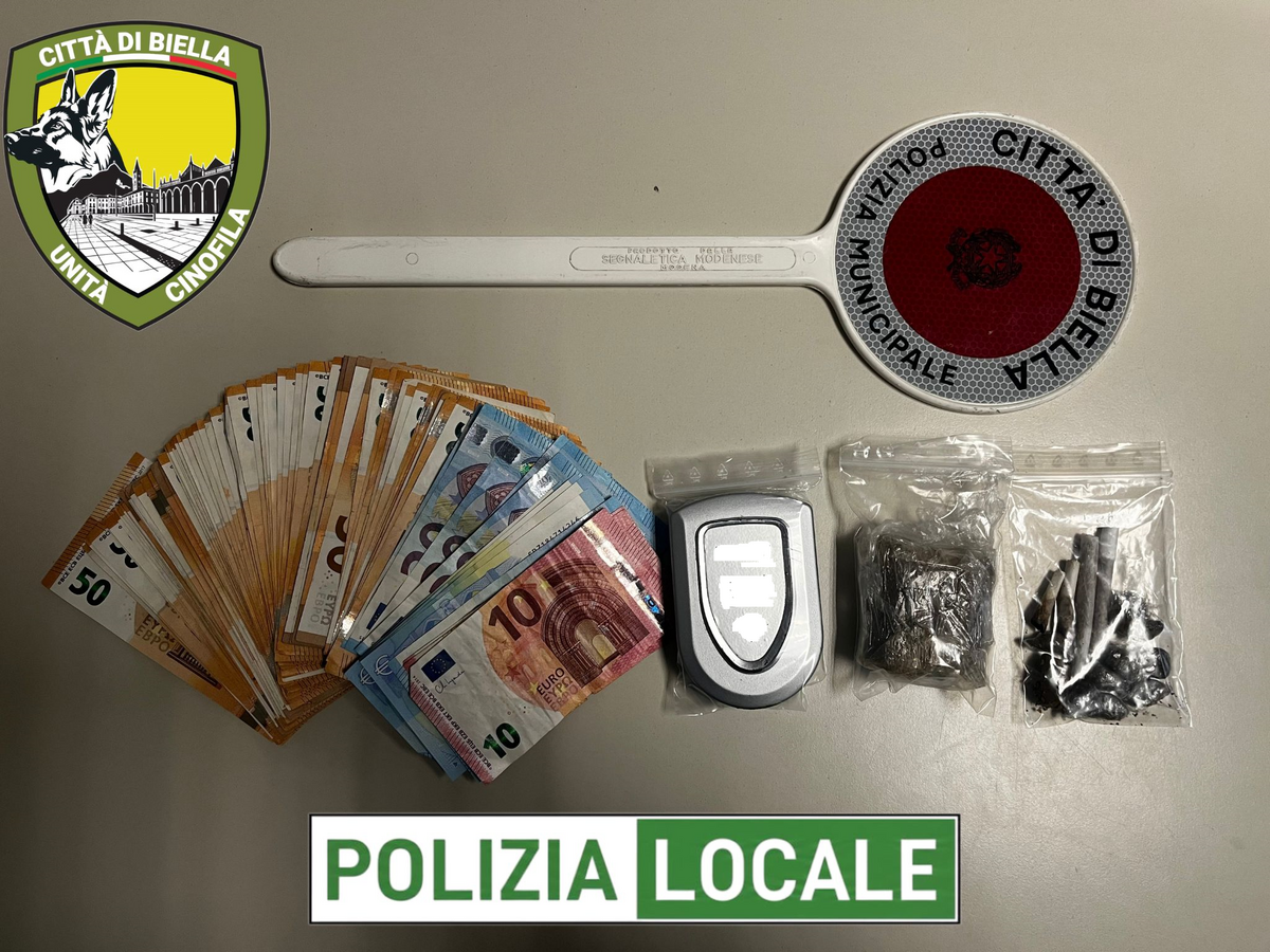Controlli a Biella, fermato con hashish e 6.500 euro in contanti: nei guai un uomo