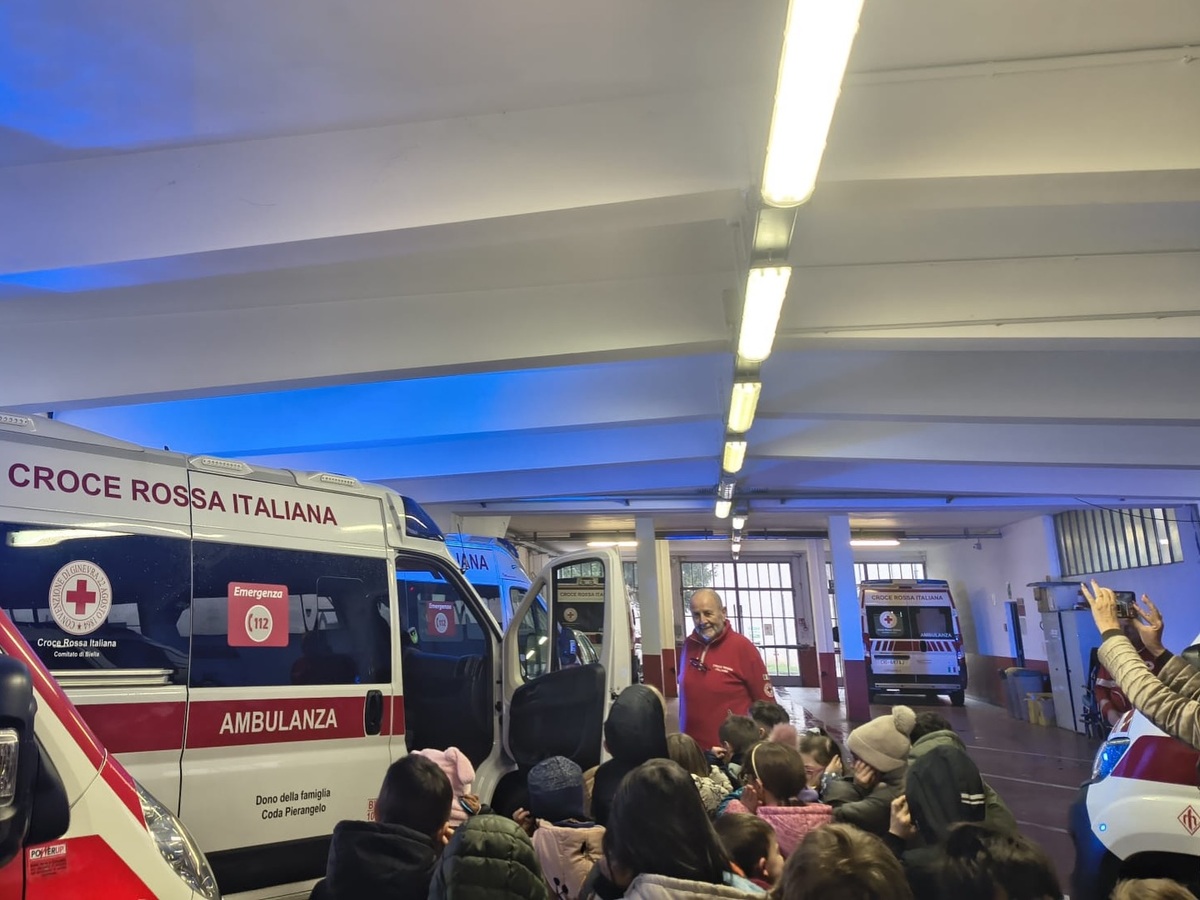 Biella, gli alunni della Pietro Micca in visita alla Croce Rossa: incontro sul primo soccorso FOTO