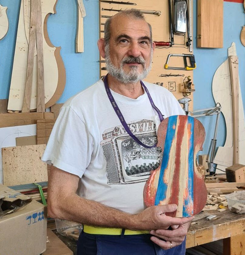 Enrico Allorto e l’”Orchestra del mare”: il liutaio biellese si racconta all’Itis