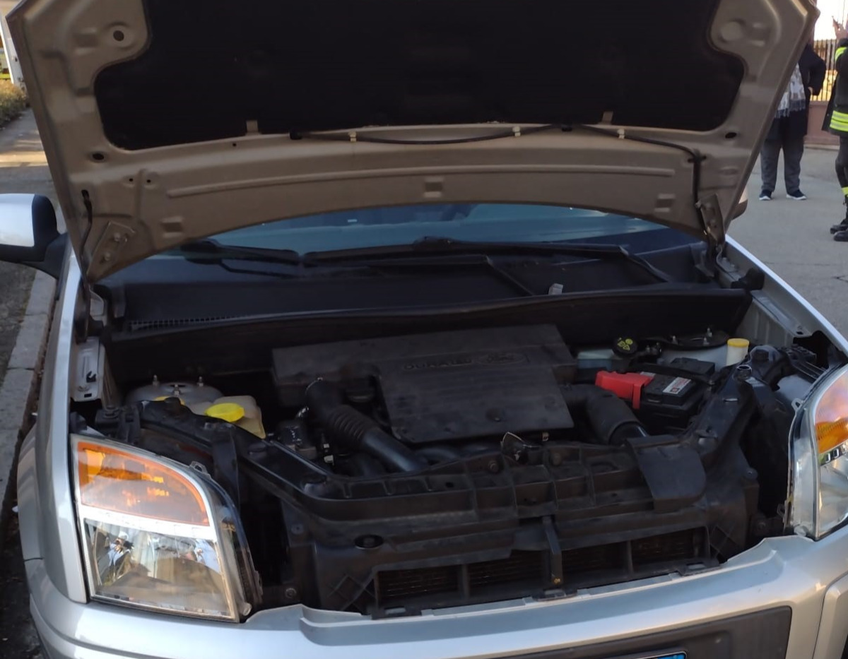 Strona, fumo da un'auto in sosta, intervengono i Vigili del Fuoco