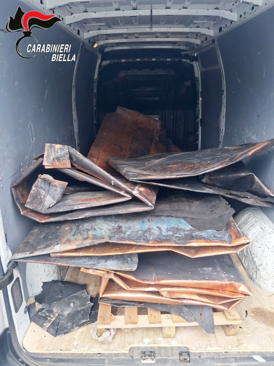 Gaglianico, sorpresi a depredare i tetti del cimitero: recuperati 450 chili di rame FOTO