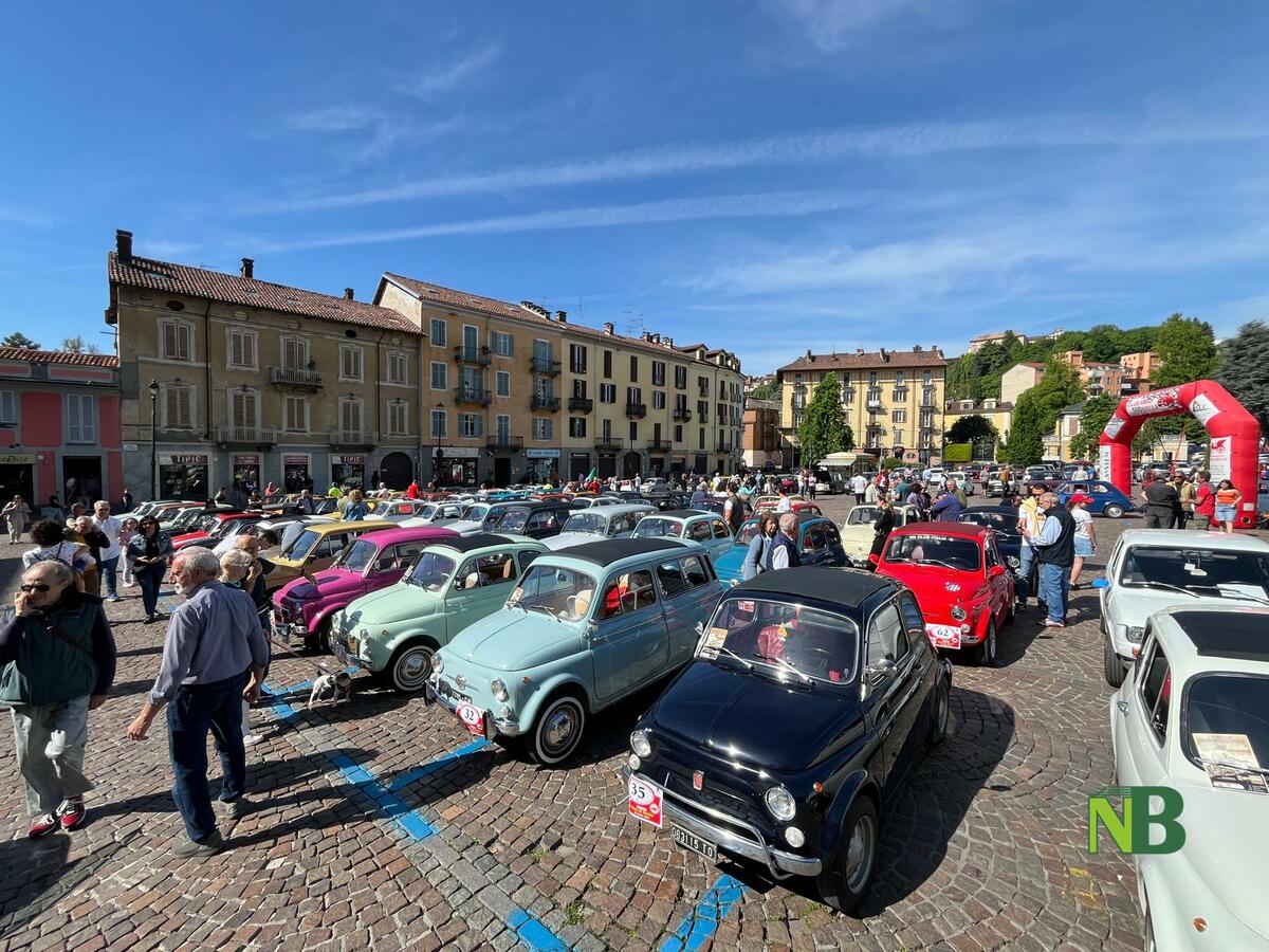 Sfilano le Fiat 500 per le vie di Biella: 110 gli iscritti al raduno FOTO e VIDEO