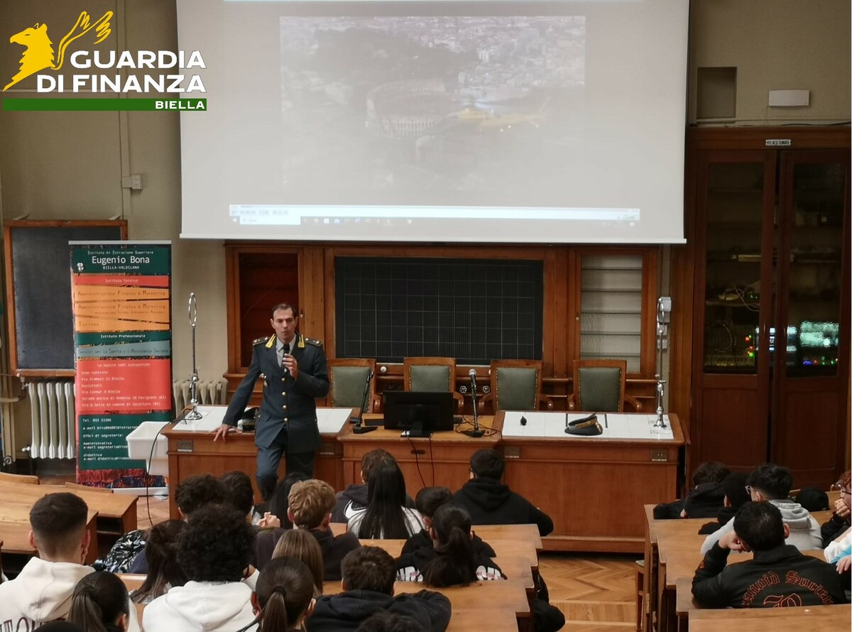 Biella, la Guardia di Finanza in visita nelle scuole FOTO