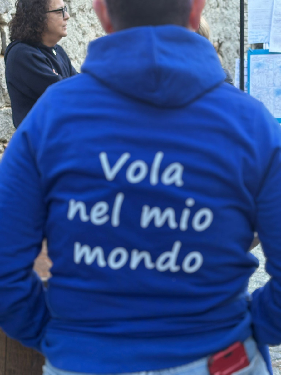 Candelo si tinge di blu per una comunità più accogliente, creatività e inclusione al Ricetto