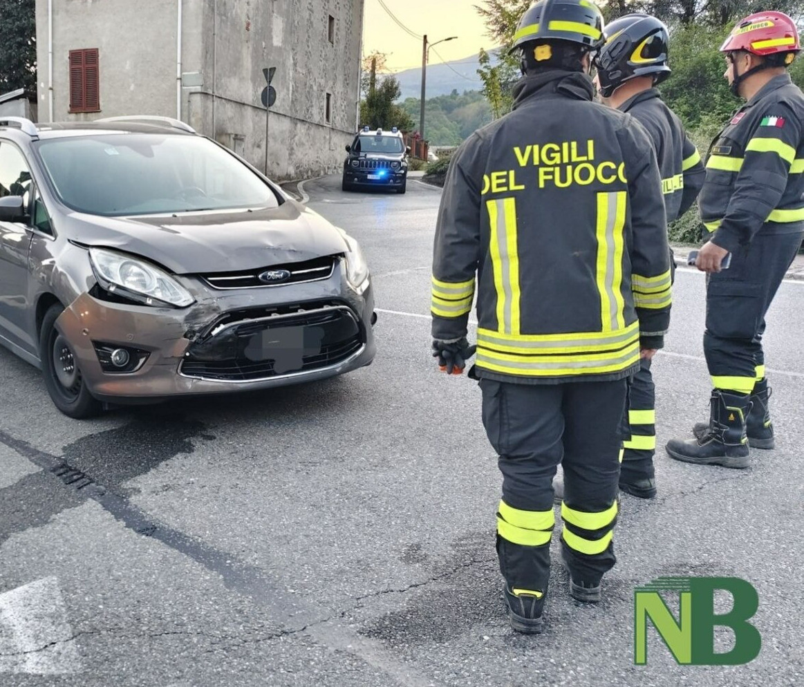 Incidente alla rotonda d’ingresso di Andorno Micca, un’auto è completamente ribaltata FOTO