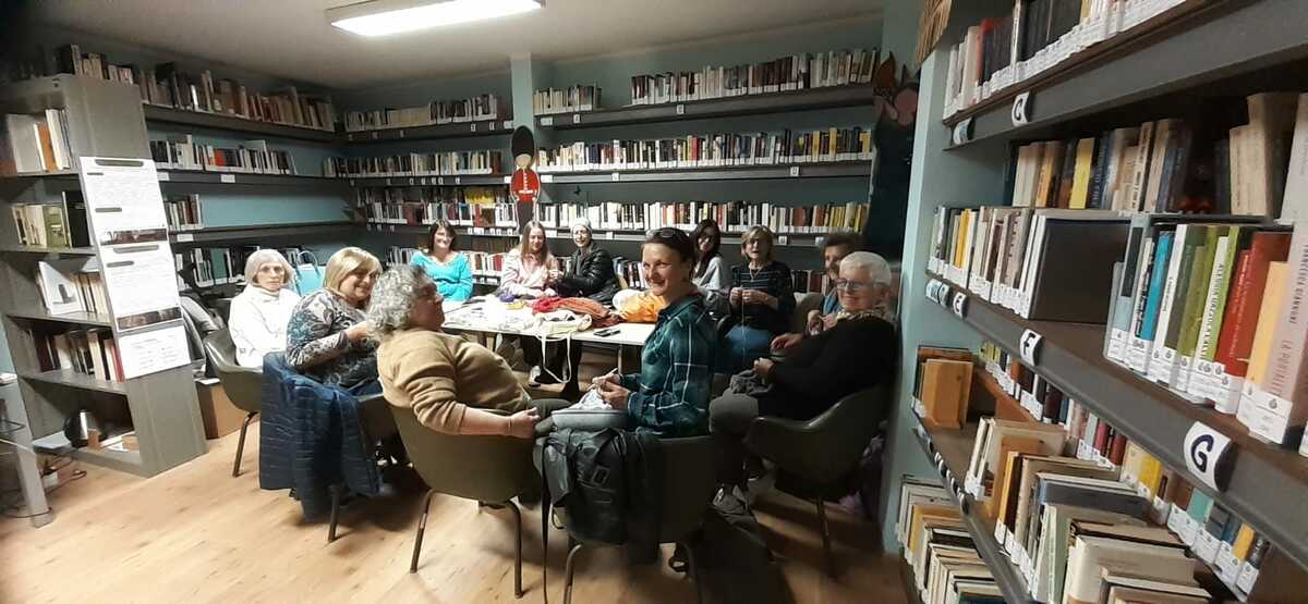Un gomitolo e un libro, a Netro la nuova idea di comunità passa dalla biblioteca