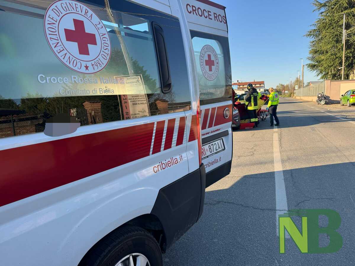 Scontro tra auto a Cerrione, una persona estratta dall'abitacolo FOTO e VIDEO