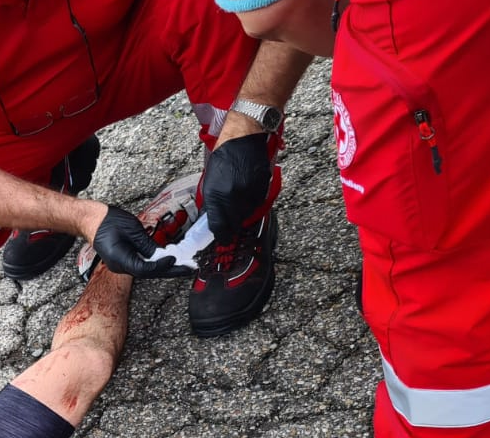 Cossato: Apre la portiera e colpisce un ciclista, 63enne in ospedale
