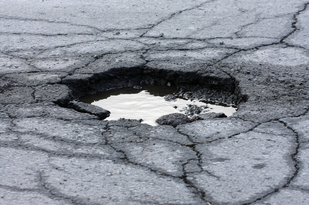 Biella, buche e cedimenti sulla strada del Masarone