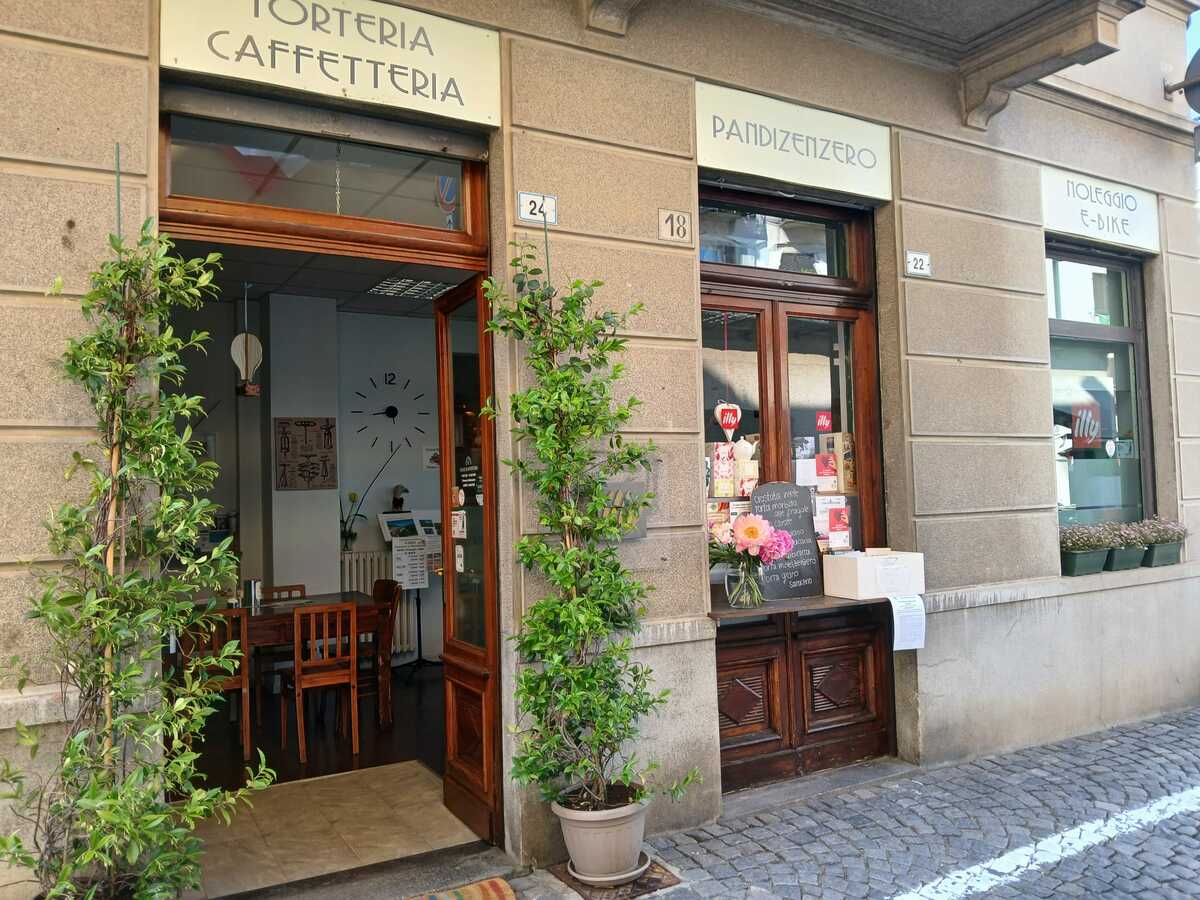 Pollone, Torteria Pandizenzero diventa il set cinematografico de "La Voce del Sorriso" FOTO